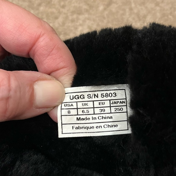 UGG Australia Bailey Button Short Boots Black Suede Sheepskin. Women’s size 8 - Picture 3 of 11